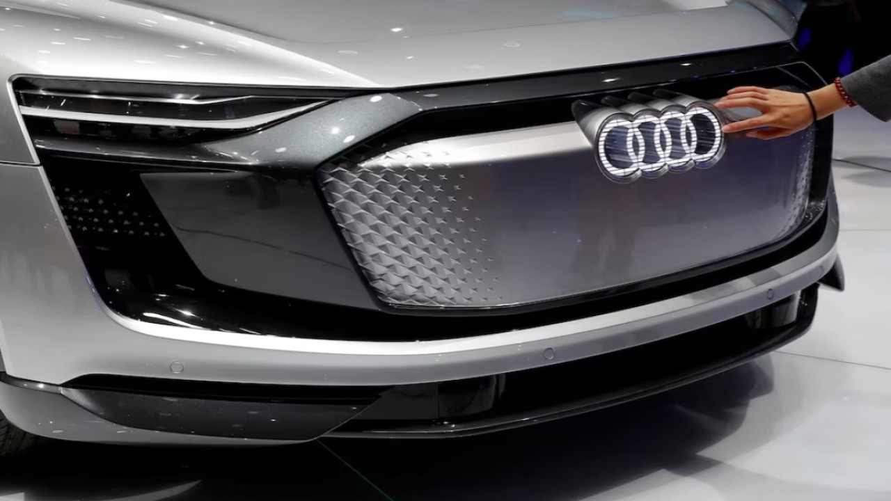 Seorang wanita menyentuh logo mobil konsep Audi e-tron Sportback di Shanghai Auto Show selama Media Day, di Shanghai, China, 19 April 2017. (Foto: Dok/Aly Song/Reuters)