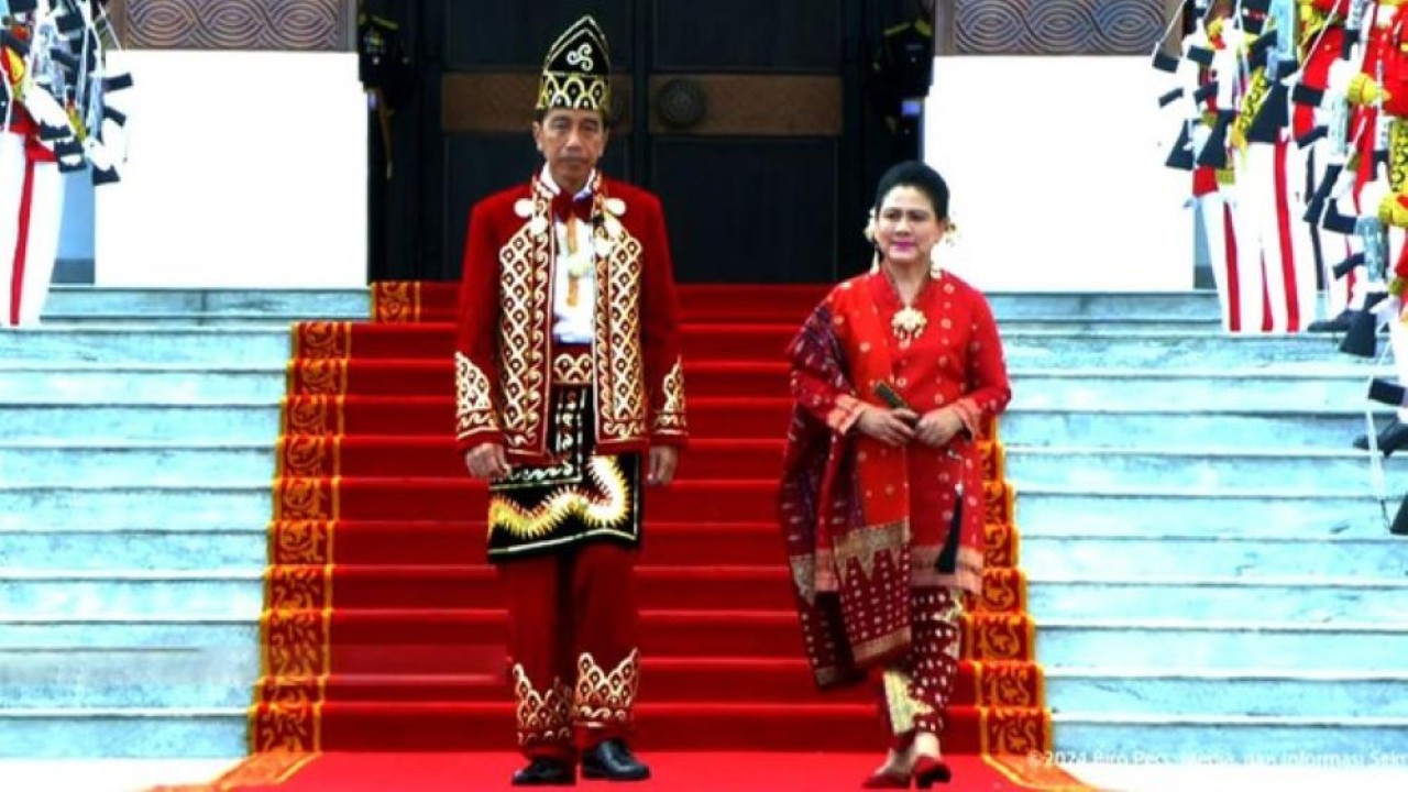 Presiden Jokowi kenakan baju adat Banjar dalam Upacara Penurunan Bendera di IKN/(Sekretariat Presiden)