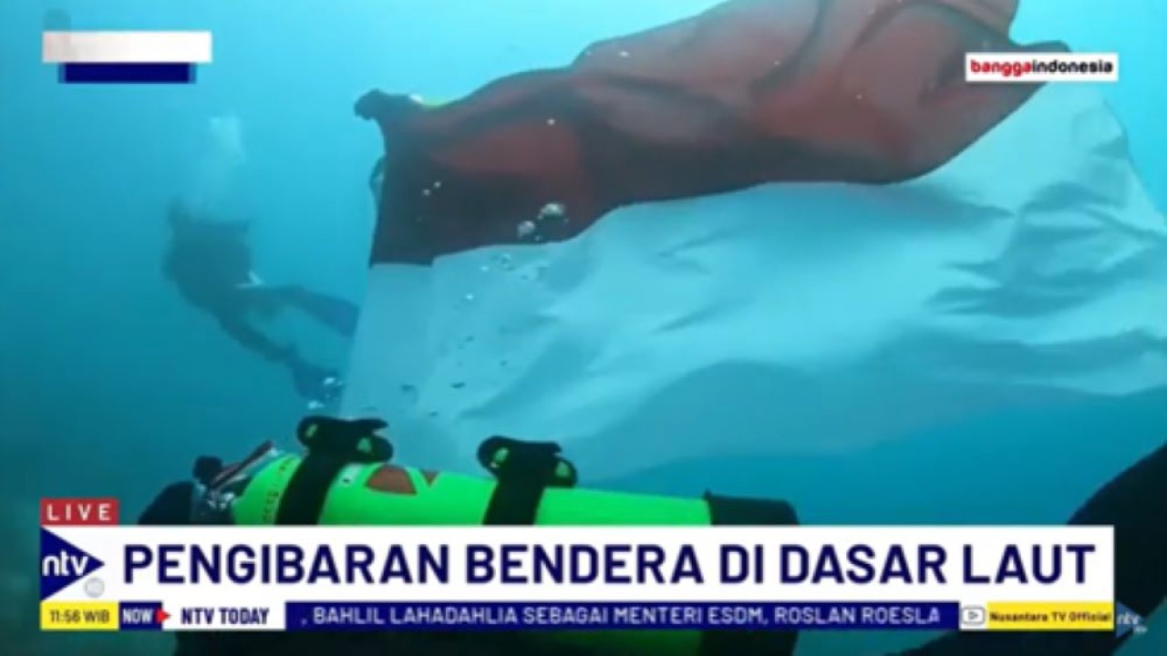 Tentara Angkatan Laut dari Lanal Banten bersama atlet selam mengibarkan bendera Merah Putih di dasar laut di perairan Pulau Sangiang Kabupaten Serang Banten