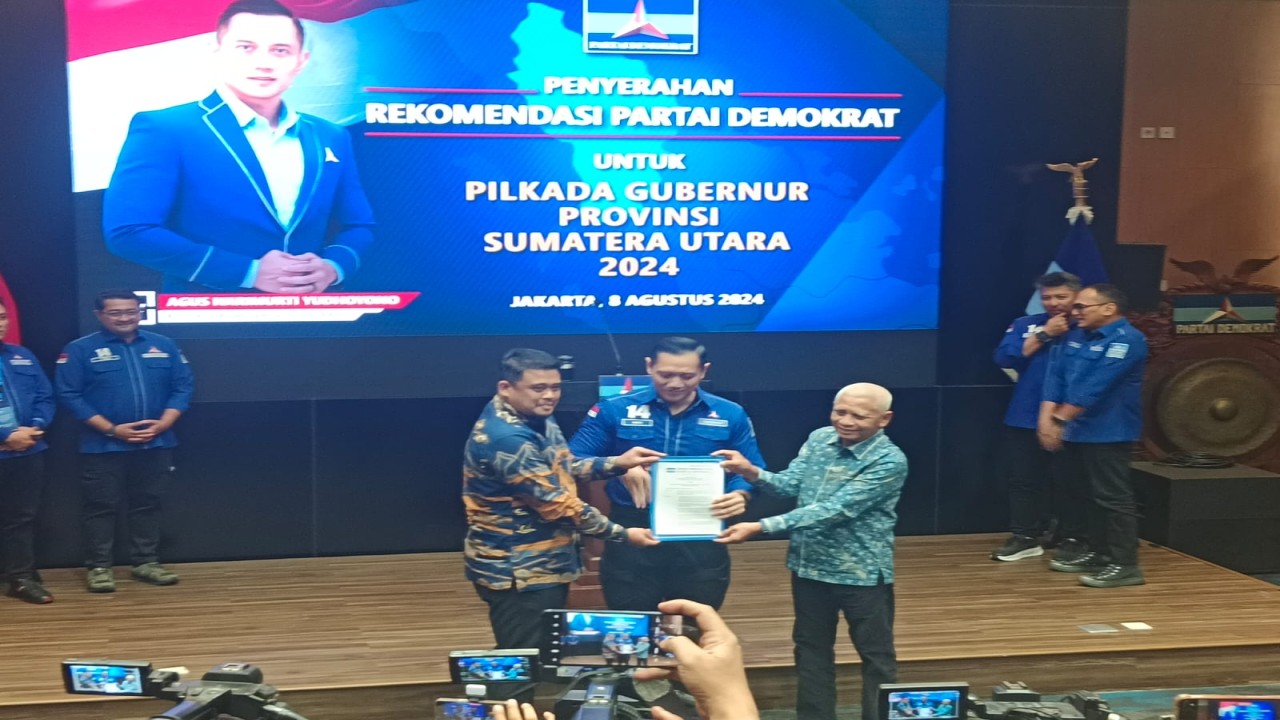 Ketua Umum Parta Demokrat Agus Harimurti Yudhoyono (AHY) saat memberikan surat rekomendasi kepada bakal calon gubernur Sumatera Utara Bobby Afif Nasution dan Surya Foto: Bagas Adii Pangestu