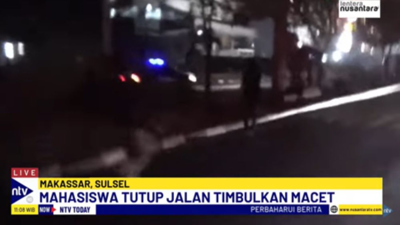 Para mahasiswa berlarian saat petugas membubarkan aksi unjuk rasa di Makassar