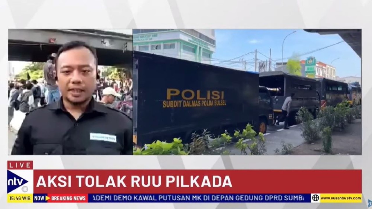 Ribuan massa dari berbagai aliansi mahasiswa dan masyarakat sipil berkumpul di bawah jembatan flyover, Jalan Urip Sumoharjo, Kota Makassar, Sulawesi Selatan (Sulsel), Kamis (22/8/2024), menjelang sore.