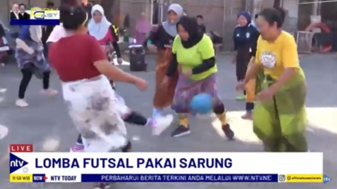 Emak-emak di Makassar mengikuti lomba mini soccer pakai sarung