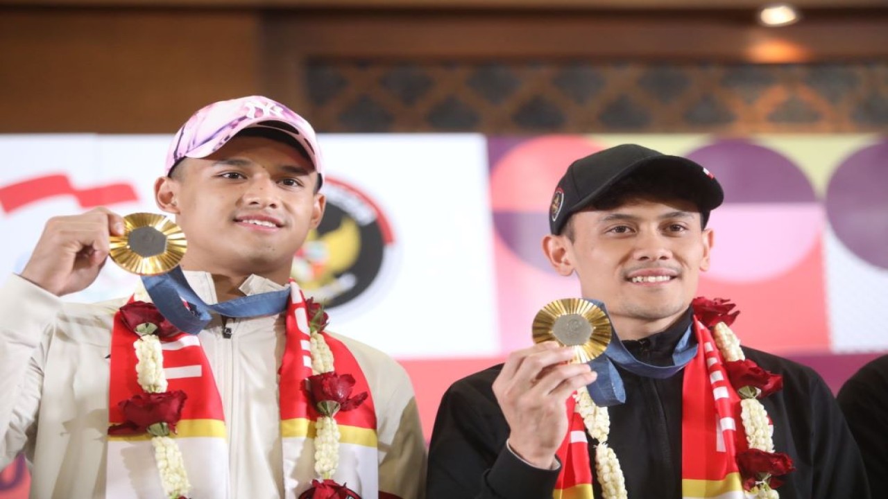 Dua atlet peraih emas Olimpiade 2024 Paris, Rizky Juaniansyah dan Veddriq Leonardo/Foto: Kemenpora