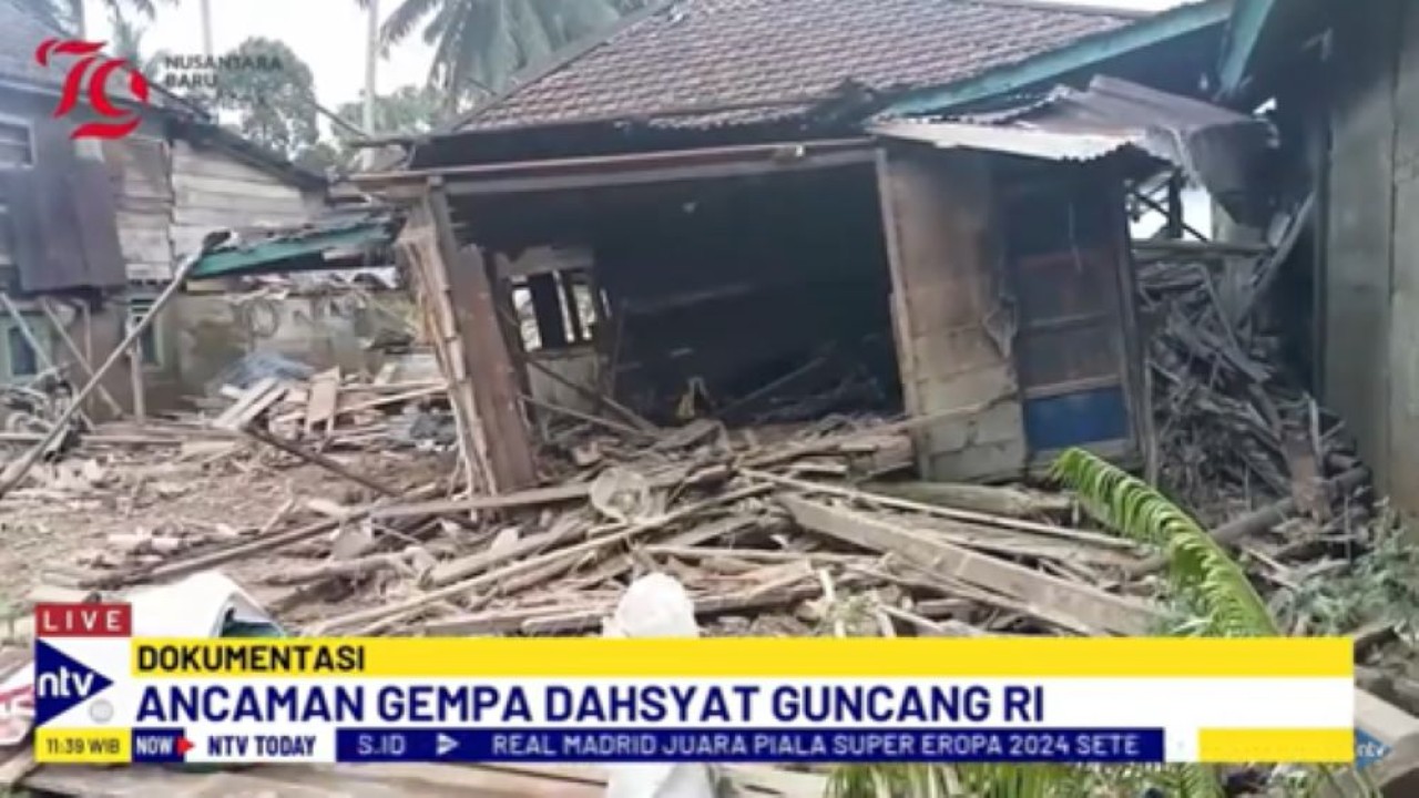 Bangunan porak-poranda dihantam gempa