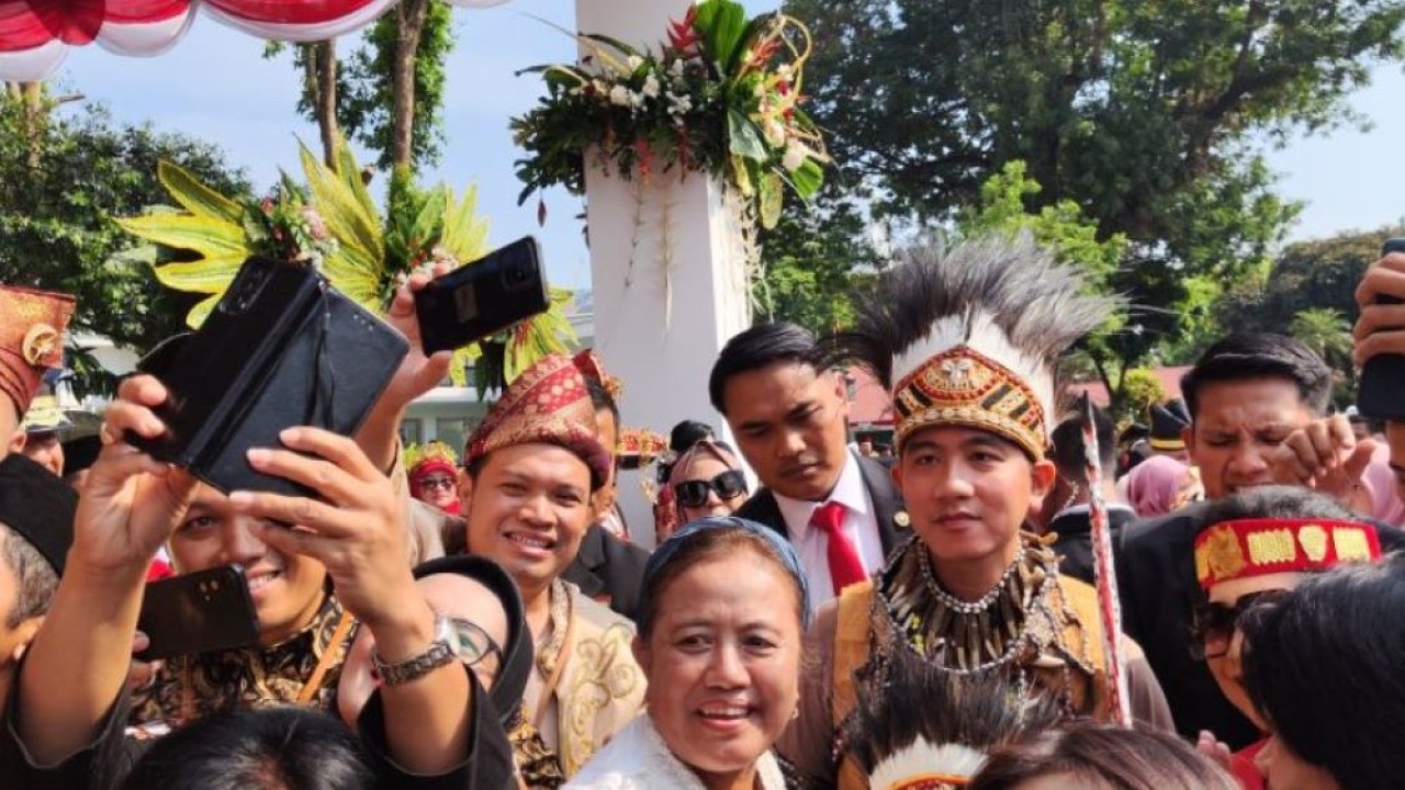 Wapres Terpilih Gibran Rakabuming Raka menyapa dan melayani swafoto bersama tamu undangan Upacara HUT Ke-79 RI saat tiba di Istana Merdeka, Jakarta, Sabtu (17/8/2024). (Foto: ANTARA/Mentari Dwi Gayati)