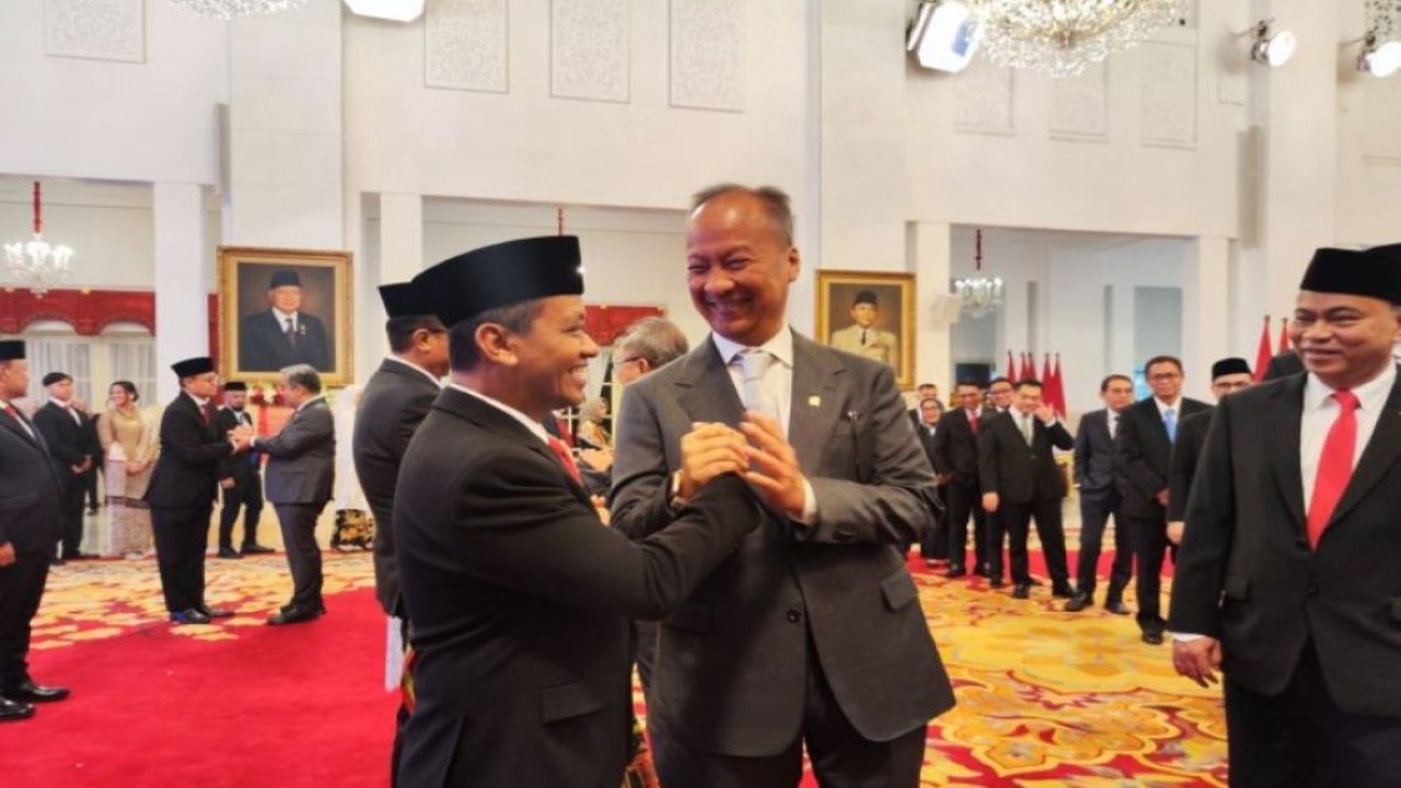 Menperin Agus Gumiwang Kartasasmita bersalaman dengan Bahlil Lahadalia yang baru dilantik sebagai Menteri ESDM di Istana Negara, Jakarta (19/8/2024). (Foto: ANTARA/Mentari Dwi Gayati)