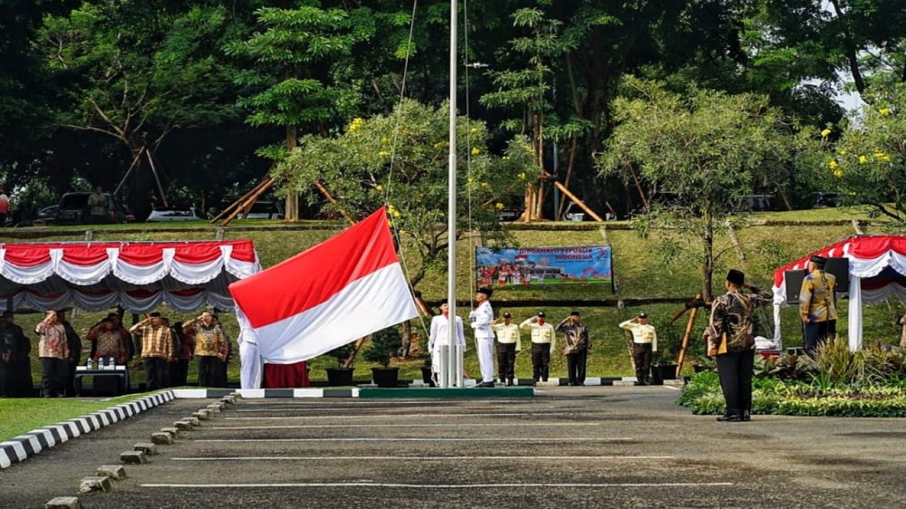 Pengibaran bendera Merah Putih saat upacara HUT ke-79 RI yang diselenggarakan Artha Graha Peduli berpusat di SCBD/Foto: Istimewa