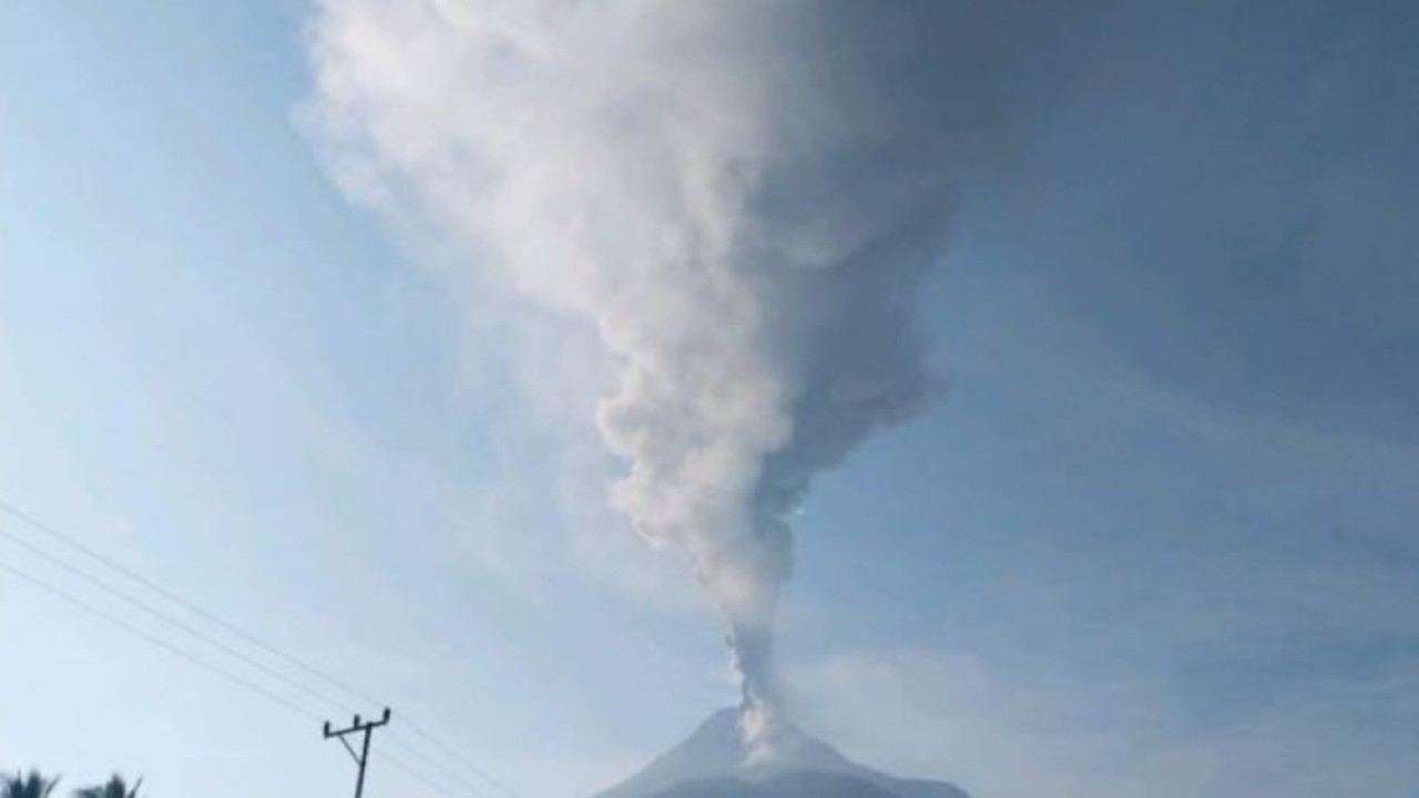 Visual erupsi Gunung Lewotobi Laki-laki di Flores Timur, NTT dengan ketinggian mencapai 1.500 meter dari atas puncak, Minggu (18/8/2024). (Foto: ANTARA/HO-PVMBG)