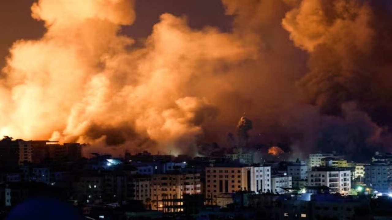 Api dan asap mengepul selama serangan Israel di Gaza, 9 Oktober 2023. (Foto: REUTERS/Mohammed Salem)