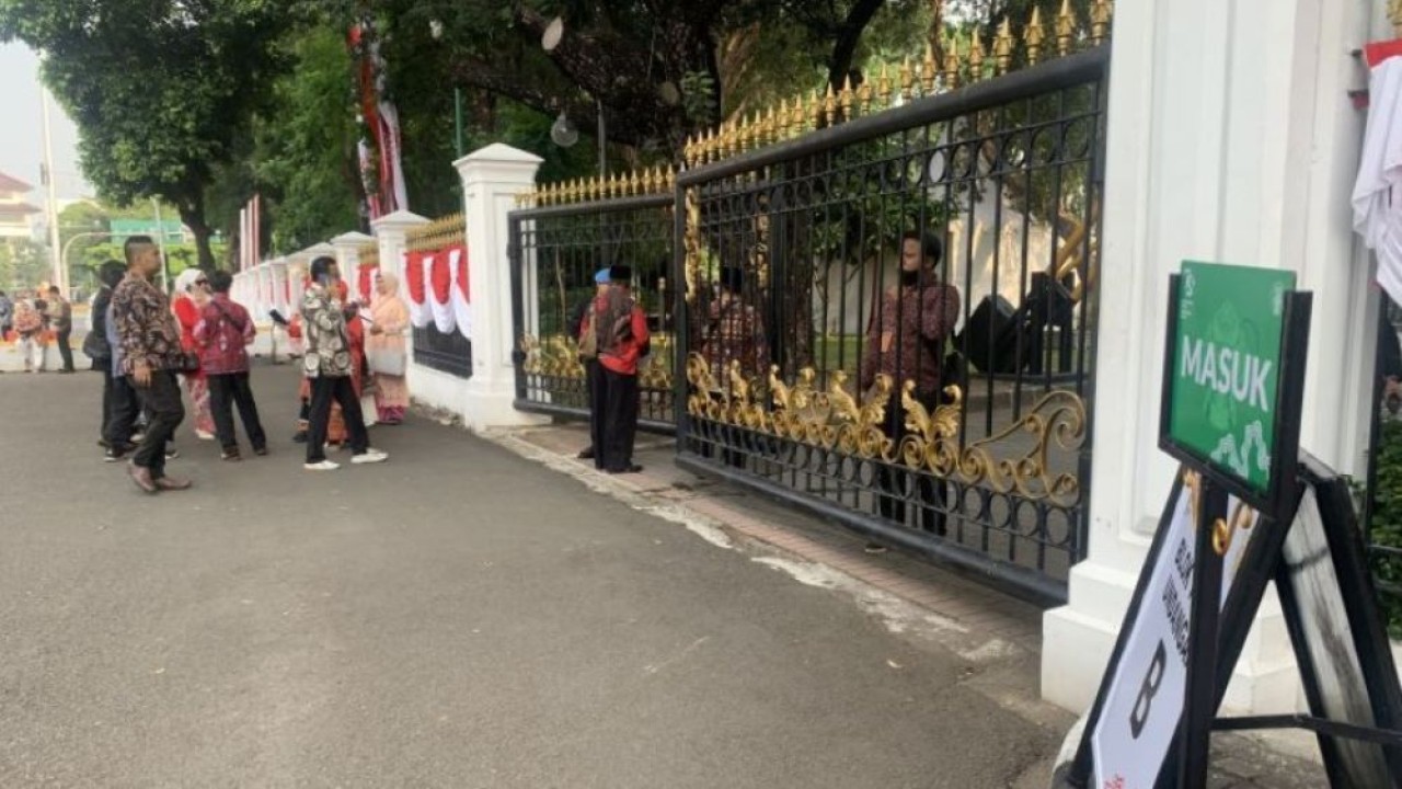 Para tamu mulai datang ke Istana Merdeka Jakarta untuk memenuhi undangan mengikuti Peringatan Detik-Detik Proklamasi HUT ke-79 Republik Indonesia, Sabtu (17/8/2024). (Foto: ANTARA/Mario Sofia Nasution)