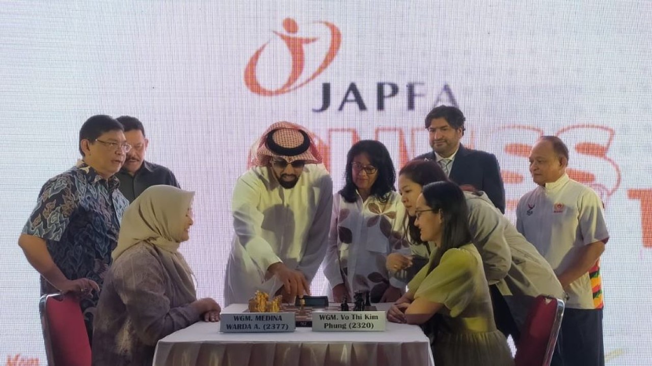 Presiden Federasi Catur Asia, Sheikh Sultan Al Nahyan didampingi Ketua Umum PB Percasi GM Utut Adianto melakukan langkah pertama pada Duel.Meet Japfa Chess Festival ke-14 2024 GMW Medina Warda Aulia versus GMW asal Vietnam Vo Thi Kim Phung di Senayan, Jakarta