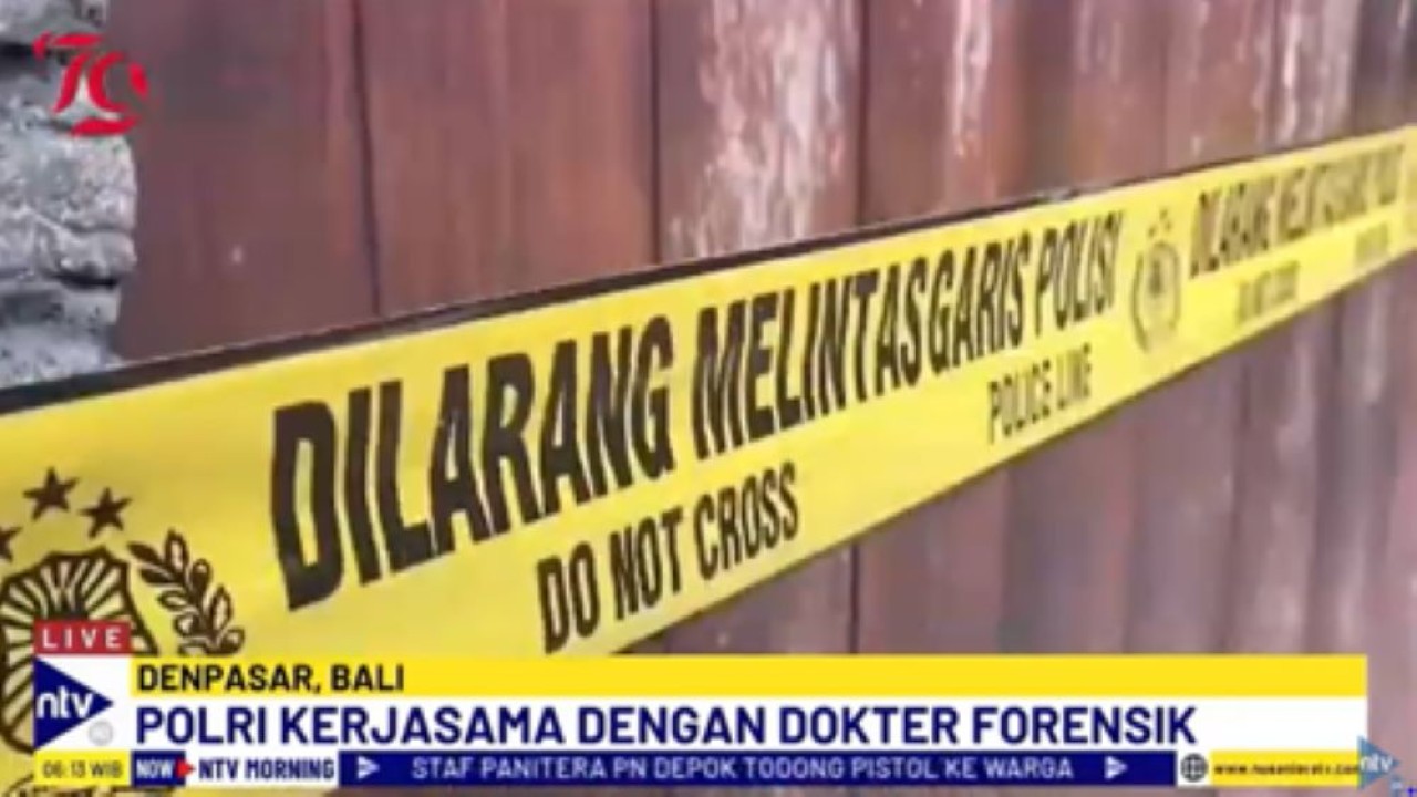 Rumah mantan Bupati Jembrana Ida Bagus Ardana yang ditemukan tewas bersama istrinya dipasang garis polisi