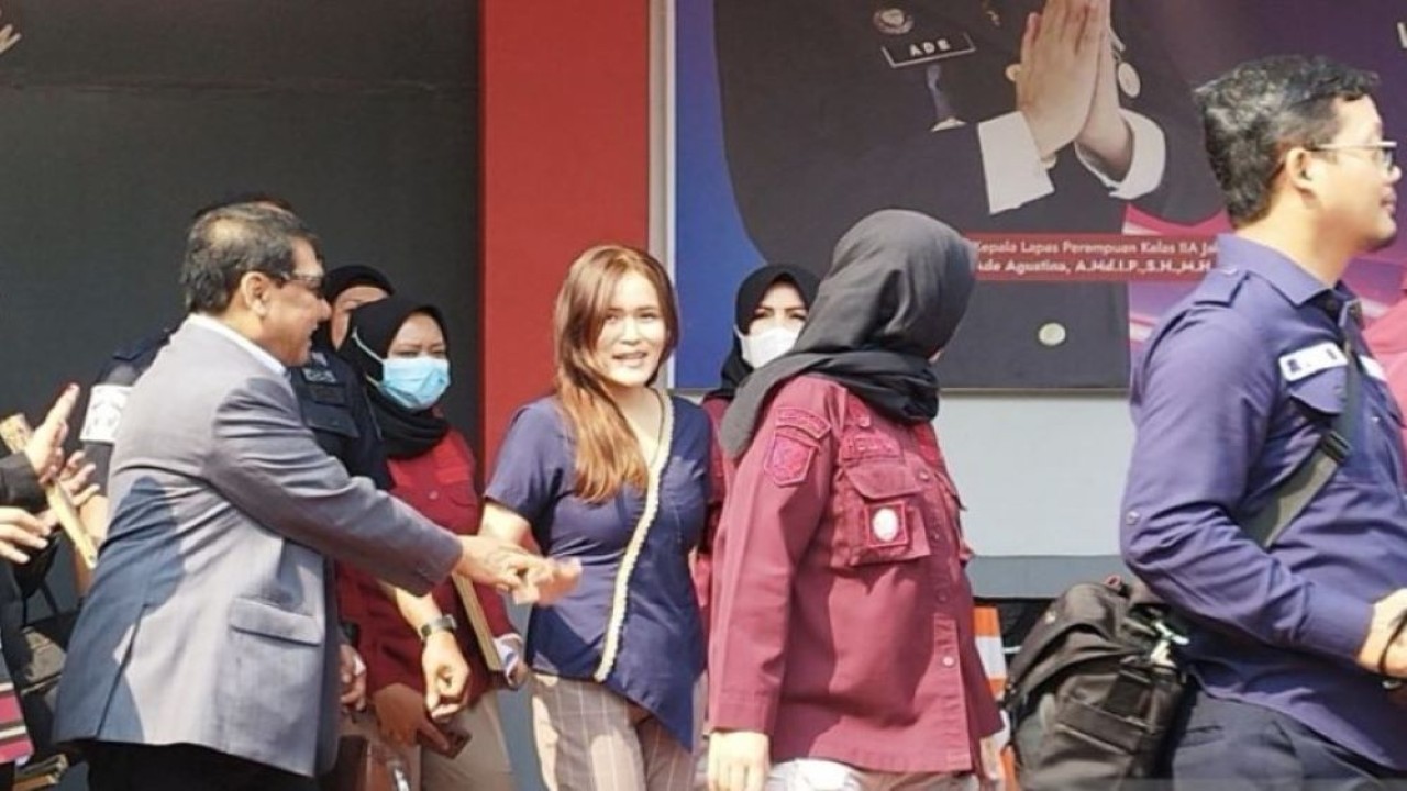 Terpidana kasus pembunuhan berencana, Jessica Kumala Wongso, bebas dari Lapas Perempuan Pondok Bambu, Jakarta, Minggu (18/8/2024). (Foto: ANTARA/Bagus Ahmad Rizaldi)