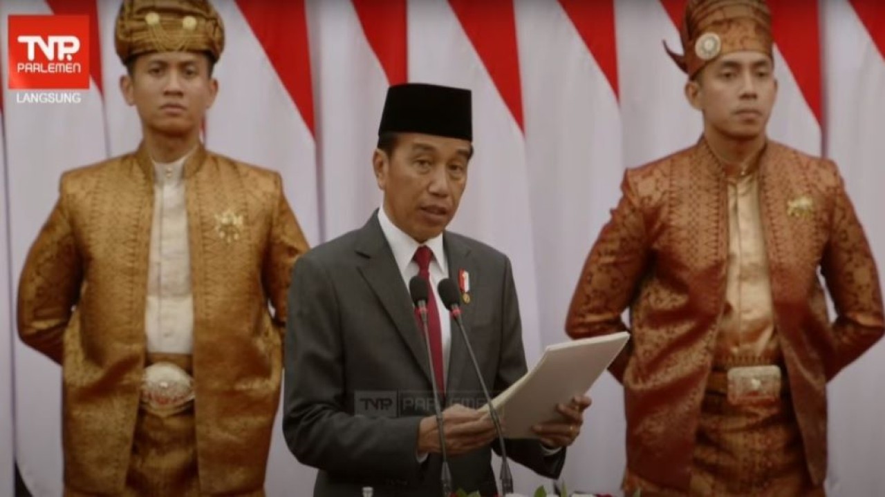 Presiden Jokowi Menyampaikan Keterangan Pemerintah atas Rancangan Undang-Undang Anggaran Pendapatan dan Belanja Negara (RUU APBN) Tahun Anggaran 2024 beserta Nota Keuangannya pada Rapat Paripurna Pembukaan Masa Persidangan I DPR RI Tahun Sidang 2024-2025 yang digelar di Gedung Nusantara MPR/DPR/DPD RI, Jakarta, Jumat (16/8/2024). (Foto: Tangkapan layer YouTube BPMI Setpres)