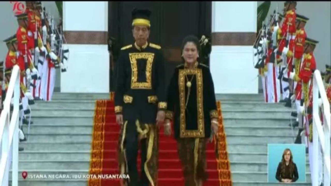Presiden Joko Widodo (Jokowi) beserta istri Iriana memakai baju adat warisan Kesultanan Kutai pada upacara HUT ke-79 RI di IKN/ist