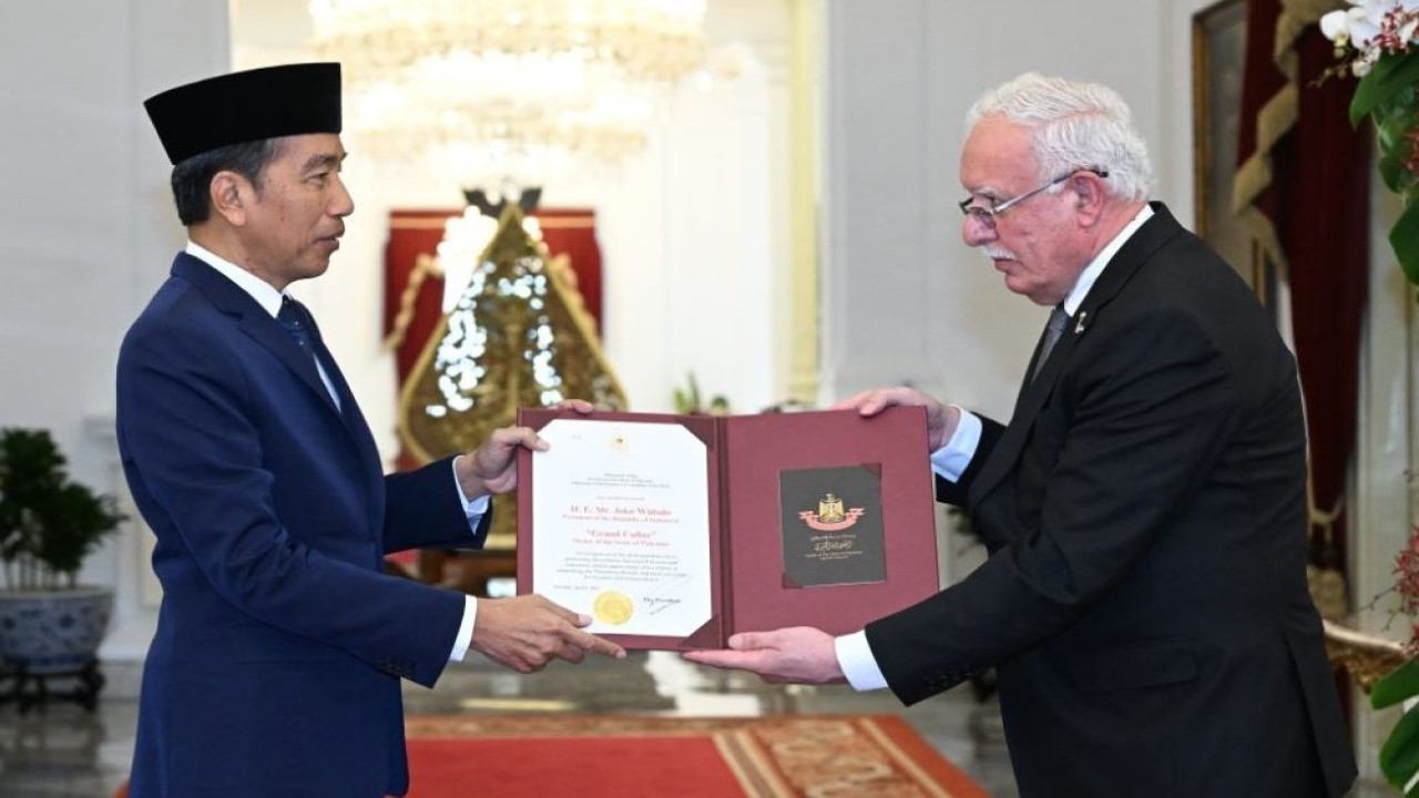 Presiden Jokowi menerima penghargaan tertinggi dari Pemerintah Palestina, yakni Grand Collar Order of the State of Palestine, di Istana Merdeka, Jakarta, Senin (19/8/2024). (Foto: BPMI Setpres/Rusman)