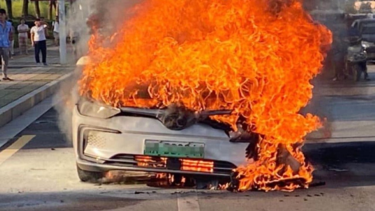 Ilustrasi. Sebuah kendaraan terbakar. (Foto: CarNewsChina)