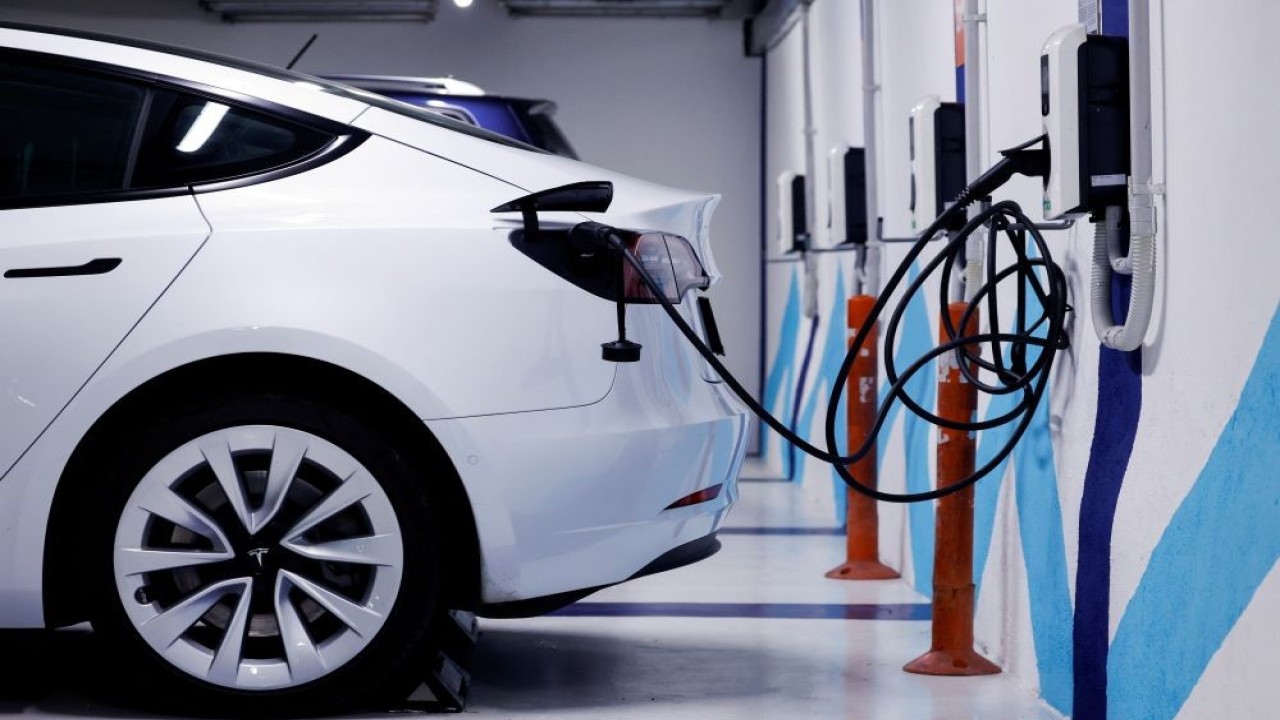 Ilustrasi. Kendaraan listrik sedang melakukan pengisian daya. (Foto: Reuters)