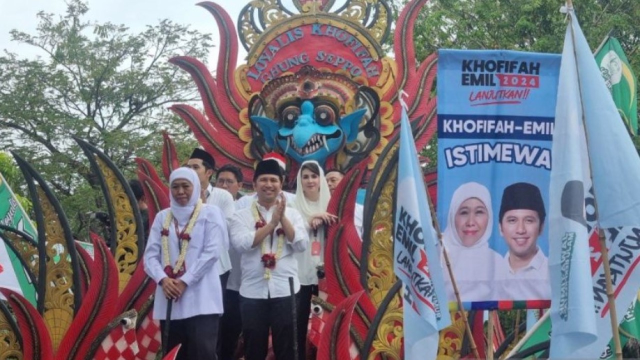 Bakal Pasangan Calon Gubernur dan Wakil Gubernur Jawa Timur Khofifah Indar Parawansa-Emil Elestianto Dardak saat mendaftar di KPUD Jatim, Surabaya, Rabu (28/8/2024). (Foto: ANTARA/Willi Irawan)