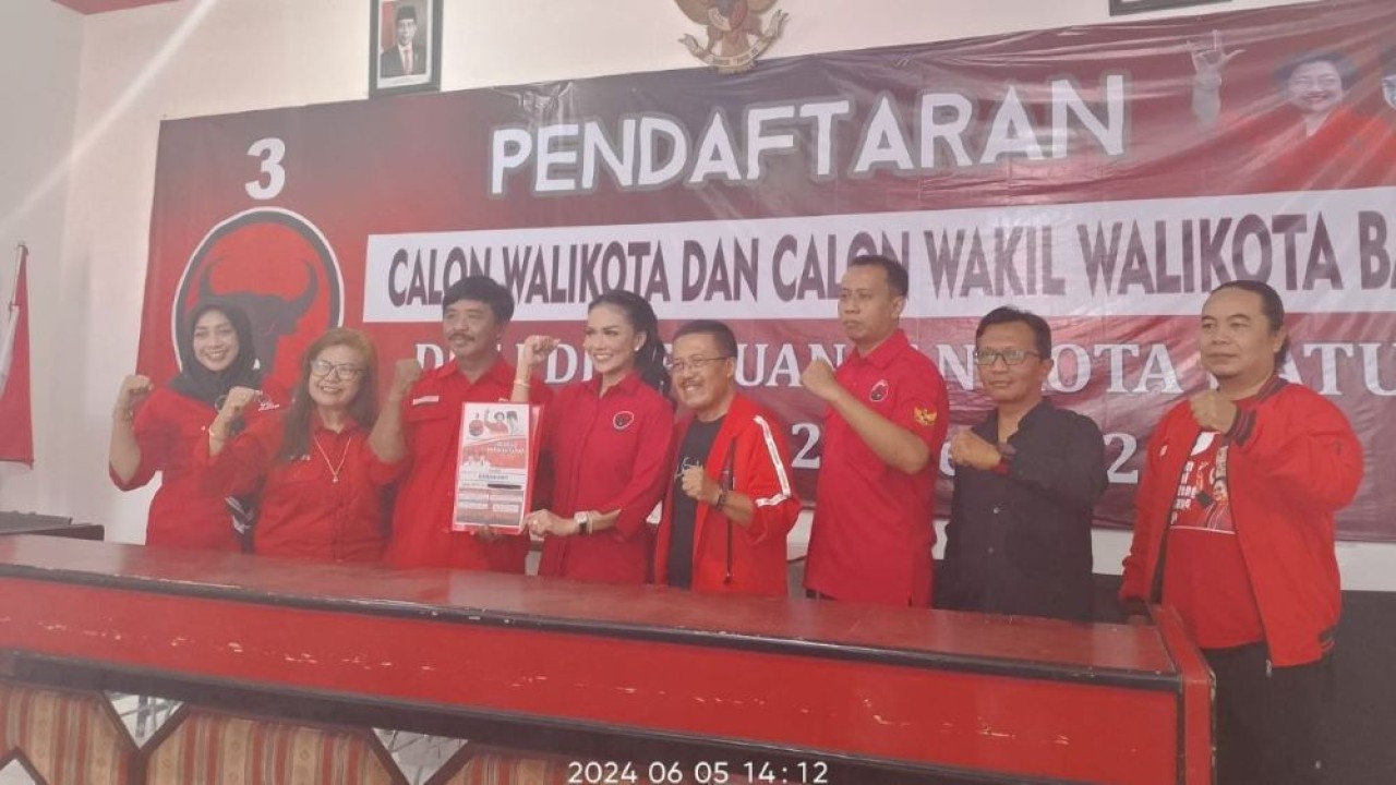 Bakal Calon Wali Kota Batu Kris Dayanti dan Bakal Calon Wakil Wali Kota Kresna Dewanata Phrosak mendaftarkan diri untuk Pilkada 2024 di kantor KPU setempat/ist