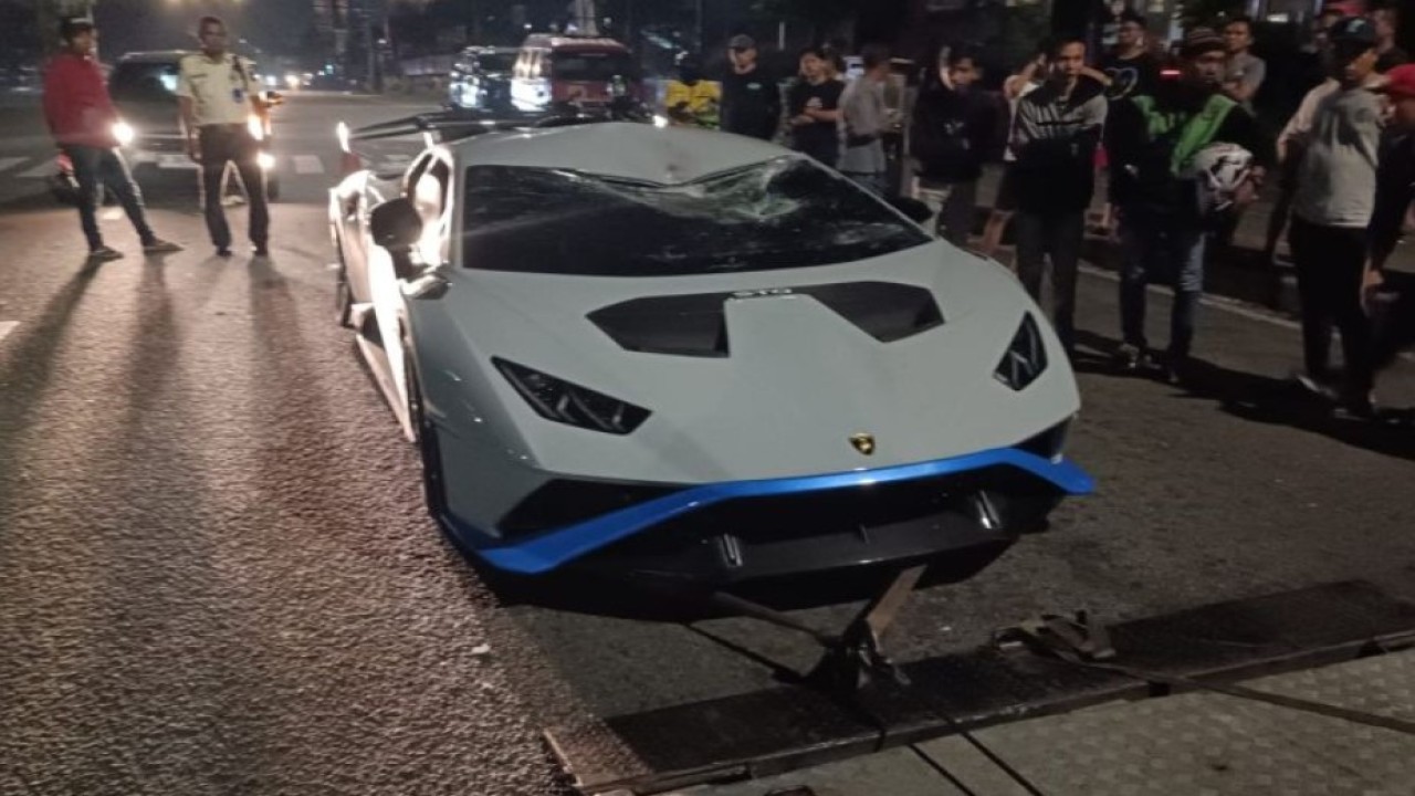 Mobil Lamborghini Huracan yang menabrak pejalan kaki di Penjaringan Jakarta Utara. (Foto: ANTARA/HO-Satlantas Polres Jakut)