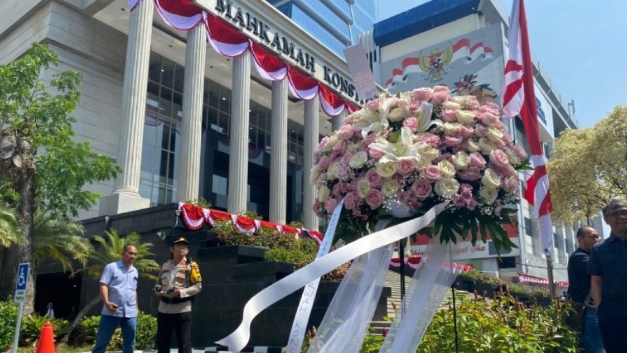 Karangan bunga dari aktivis hingga guru besar untuk mendukung Mahkamah Konstitusi yang dipajang di halaman Gedung Mahkamah Konstitusi RI, Jakarta, Kamis (22/8/2024). (Foto: ANTARA/Fath Putra Mulya)