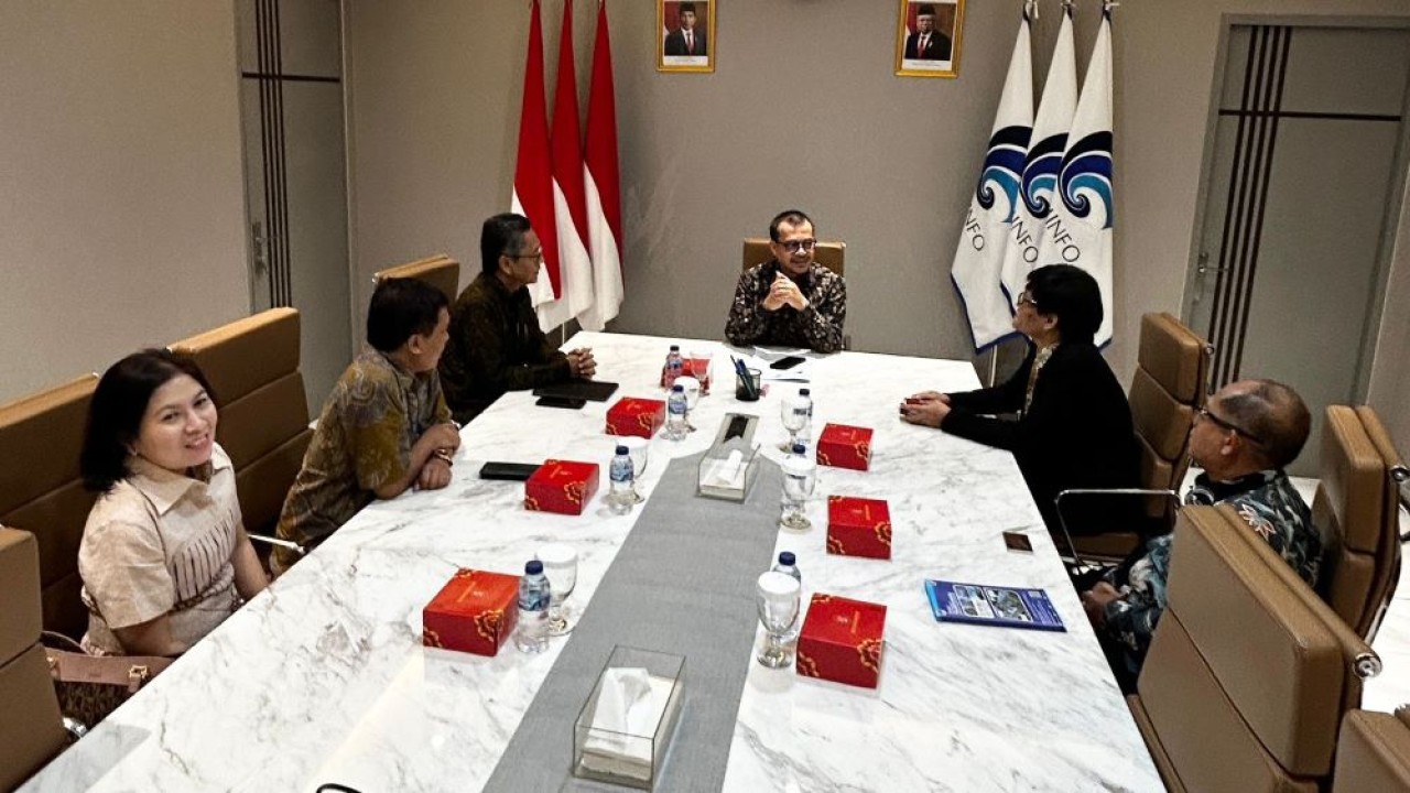 Wakil Menteri Komunikasi dan Informatika, Nezar Patria didampingi Dirjen Aplikasi Informatika, Hokky Situngkir bersama Kepala BPSDM Kominfo, Hary Budiarto berdiskusi dengan direksi ATVI, Wakil Direktur Akademik, Ciptono Budisetyo dan Wakil Direktur Non Akademik, Rewindinar, Direktur ATVI, Totok Amin Soefijanto, membahas ekosistem digital inklusif/Foto: Istimewa