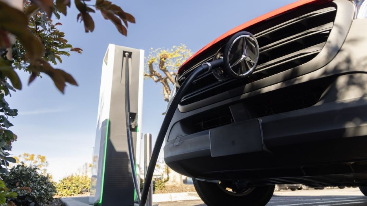 Mercedes-Benz menjadi sasaran kemarahan para korban kebakaran kendaraan listrik di Korea Selatan (Korsel). (Foto: Teslarati)