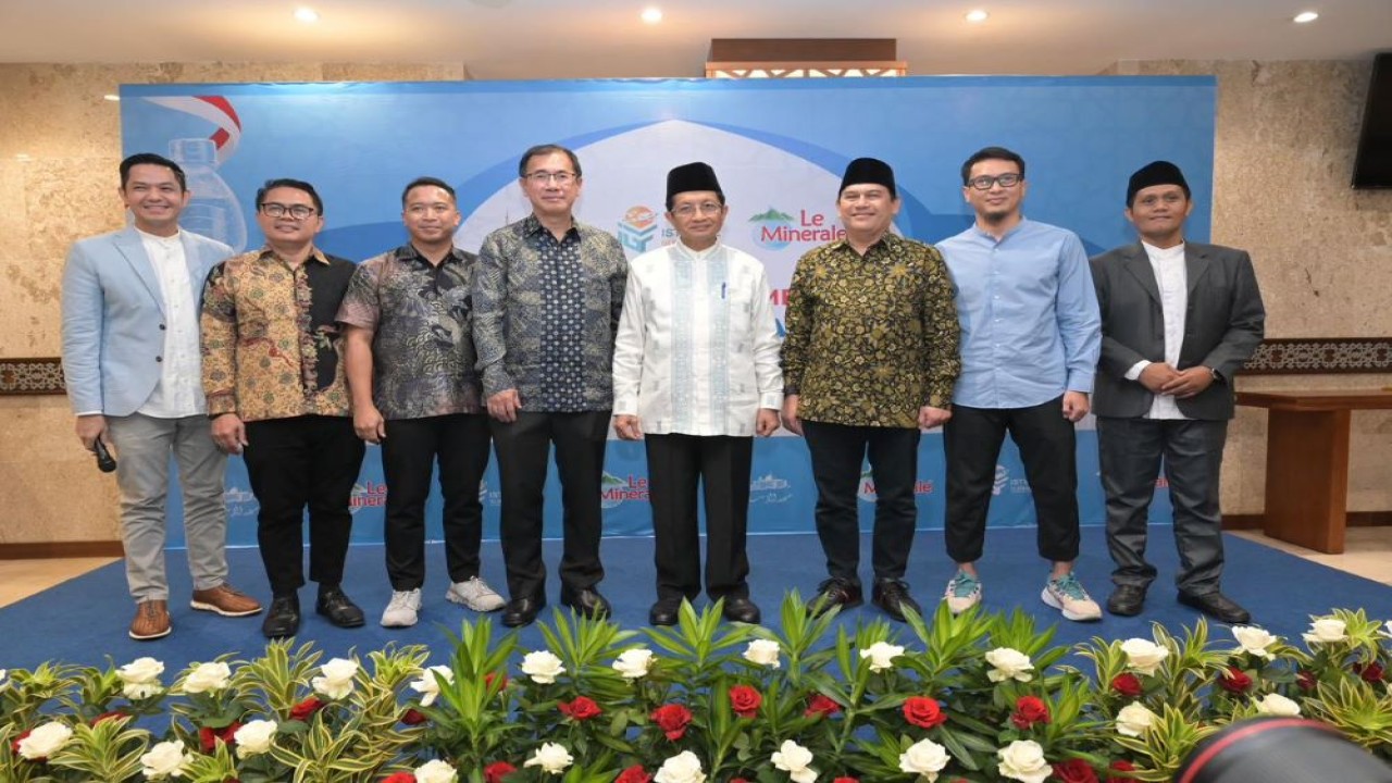 Dude Herlino, Marketing Director Le Minerale Febri Satria Hutama (ketiga dari kiri), Sales & Marketing Director PT Tirta Fresindo Jaya Riko Sistanto, Imam Besar Masjid Istiqlal, Prof. Dr. K.H. Nasaruddin Umar, M.A, atlet bulutangkis Ahsan (kedua dari kanan), Wasekjen MUI Arif Fahrudin beserta jajaran pejabat Istiqlal dan manajemen Le Minerale dalam acara Peresmian Kolaborasi Masjid Istiqlal dan Le Minerale, di Jakarta/Foto: Istimewa