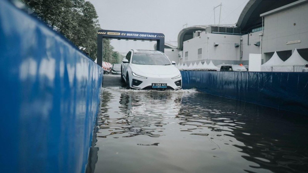Dengan mengikuti tips aman berkendara diharapkan para pemilik mobil listrik tidak perlu merasa khawatir saat melakukan perjalanan di segala kondisi jalanan maupun cuaca. (Foto: Istimewa)