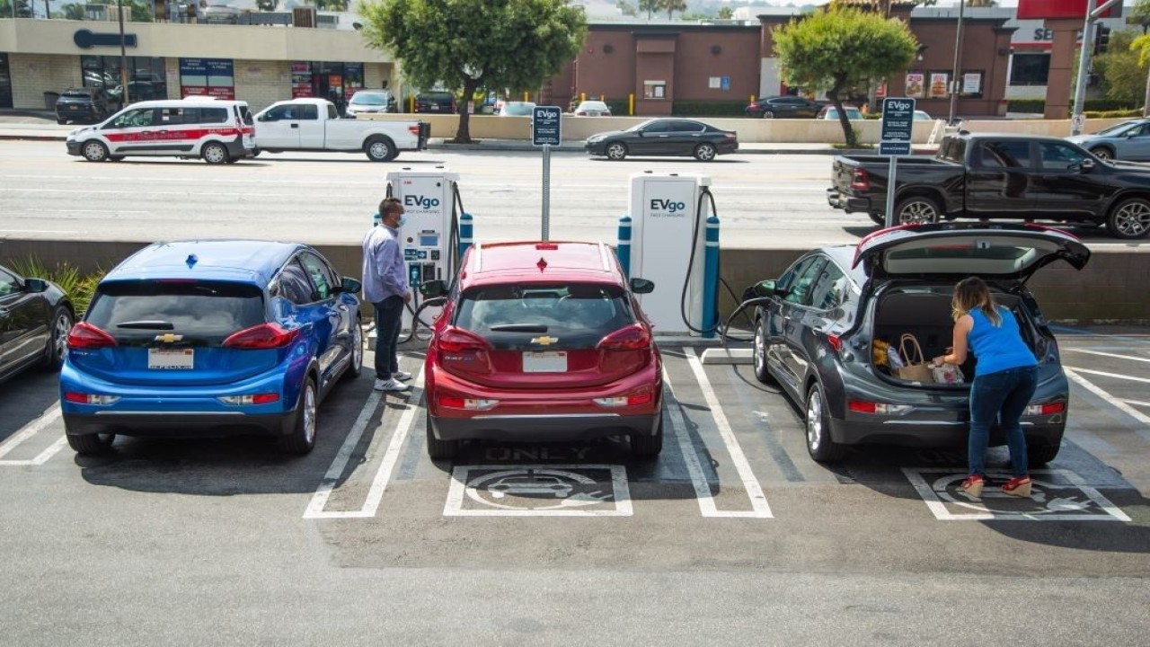 Amerika Serikat bakal memberikan dana hibah senilai Rp8 triliun untuk membantu membangun infrastruktur pengisian daya mobil listrik. (Foto: Teslarati)