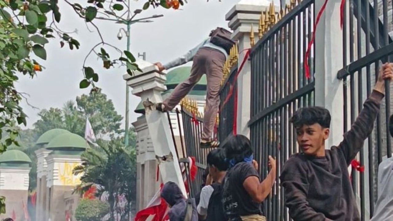 Massa aksi menjebol pagar gedung DPR RI. (Foto: Bagas/NTVnews)