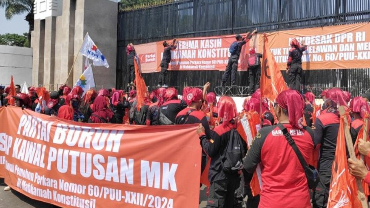 Massa buruh saat berunjuk rasa di depan gedung DPR/MPR RI, Kamis (22/8/2024). (Foto: ANTARA/Ilham Kausar)