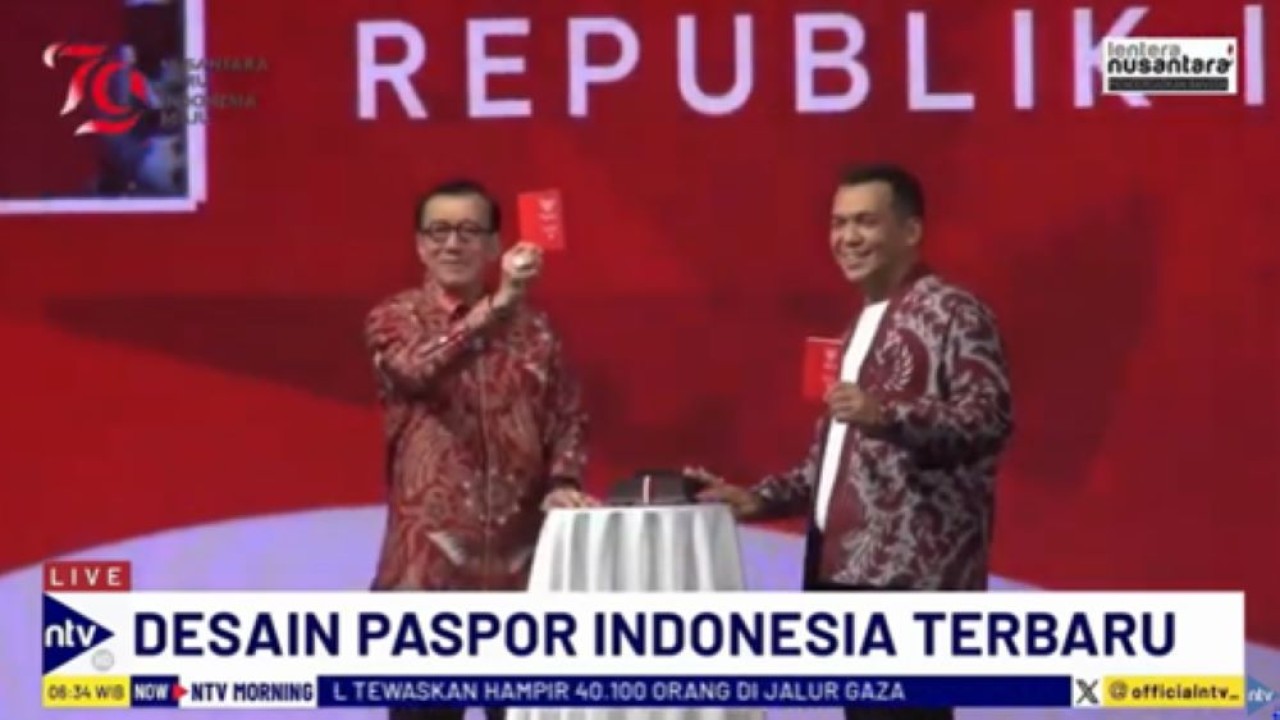 Menteri Hukum dan HAM Yasonna Laoly bersama Direktur Jenderal Imigrasi Kemenkumham, Silmy Karim memperlihatkan desain paspor Indonesia terbaru pada peluncuran di Jakarta