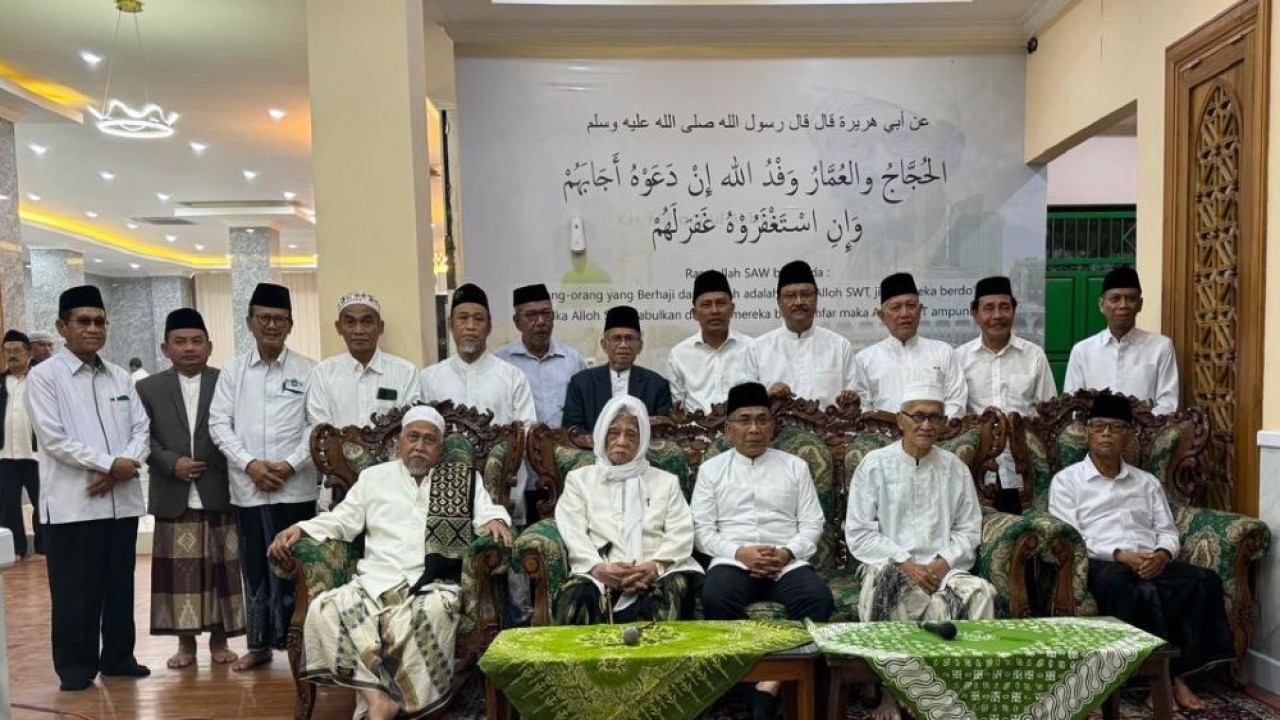 Gus Yahya bersama Rais Aam dan para pengurus PBNU/Ist