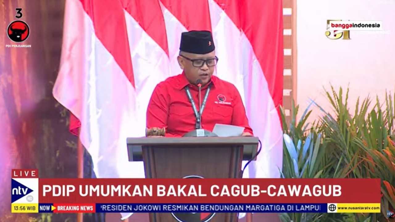 Sekjen DPP PDI Perjuangan Hasto Kristiyanto membacakan nama-nama calon kepala daerah yang diusung partainya di Kantor DPP PDI Perjuangan, Jalan Diponegoro, Menteng, Jakarta, Senin (26/8/2024).