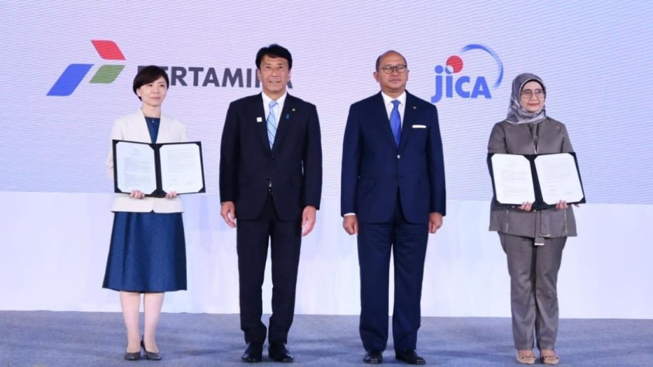 Pertamina Group menjalin kerjasama dengan beberapa perusahaan global asal Jepang untuk mencapai target Pemerintah mencapai Net Zero Emission 2060. Penandatanganan kerjasama memperkuat kesepakatan sebelumnya, diantaranya kolaborasi transisi energi, pembangkit panas bumi, penyuntikan CO2 CCUS-EOR Dan produksi bioenergi dengan teknologi CCS. (Foto: Dok/Pertamina)