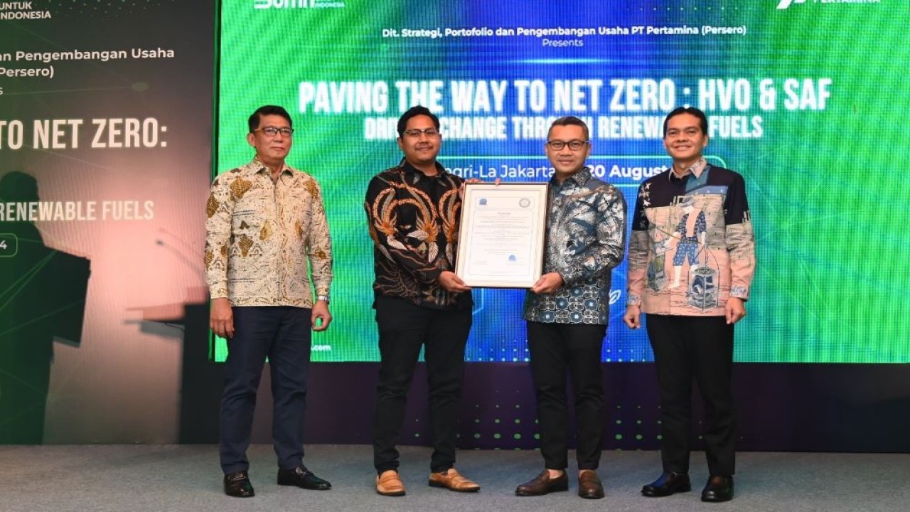 Sertifikasi diberikan secara langsung oleh CEO PT Qualitas Sertifikat Indonesia, Ryanza Prasetya kepada Direktur Pemasaran Pusat dan Niaga PT Pertamina Patra Niaga, Maya Kusmaya yang disaksikan secara langsung oleh Direktur Strategi, Portofolio, dan Pengembangan Usaha PT Pertamina (Persero), Salyadi Saputra pada Senin (19/8/2024) di Jakarta. (Foto: Dok/Istimewa)