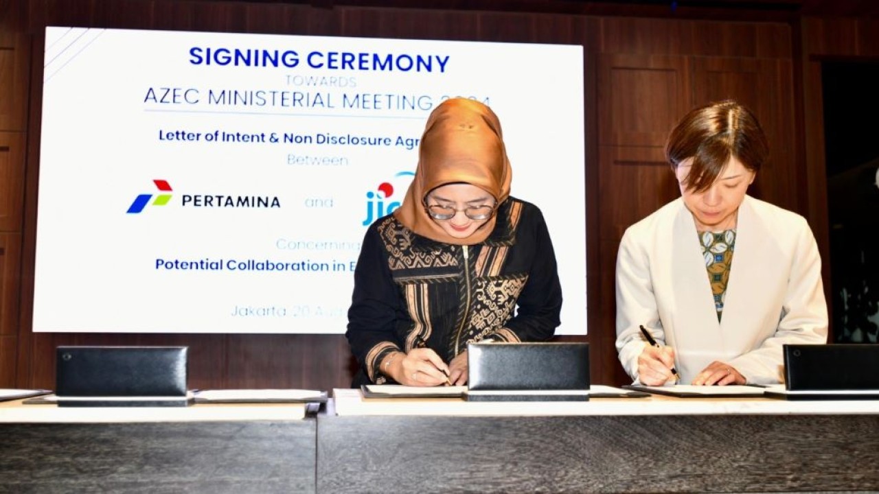 Direktur Keuangan Pertamina Emma Sri Martini bersama Chief Representative of JICA Takeda Sachiko menandatangani Letter of Intent untuk potensi kerjasama transisi energi di Indonesia. (Foto: Dok/Pertamina)
