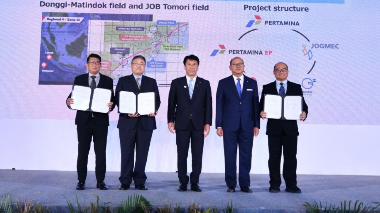 Menteri Ekonomi, Perdagangan, dan Perindustrian Jepang Ken Saito, Menteri Investasi Indonesia Rosan P Roeslani, meresmikan kerjasama Pertamina dan JOGMEC terkait studi bersama dalam pengukuran dan kuantifikasi emisi metana di Blok Donggi-Matindok dan JOB Tomori. (Foto: Dok/Pertamina)