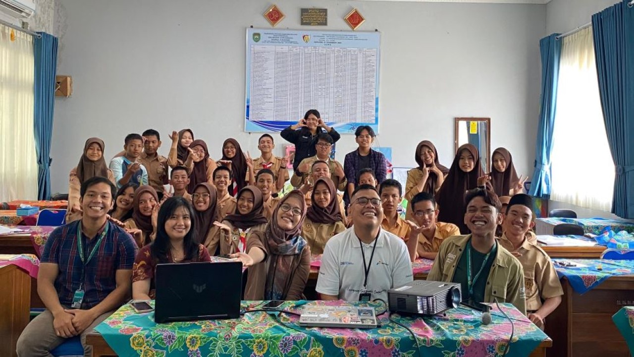 Program bertajuk "Sekolah Energi Berdikari (SEB)" yang diinisiasi Pertamina sejak Juni 2023 ini telah memberikan edukasi kepada lebih 4.500 siswa di berbagai kota di Indonesia. (Foto: Dok/Pertamina)