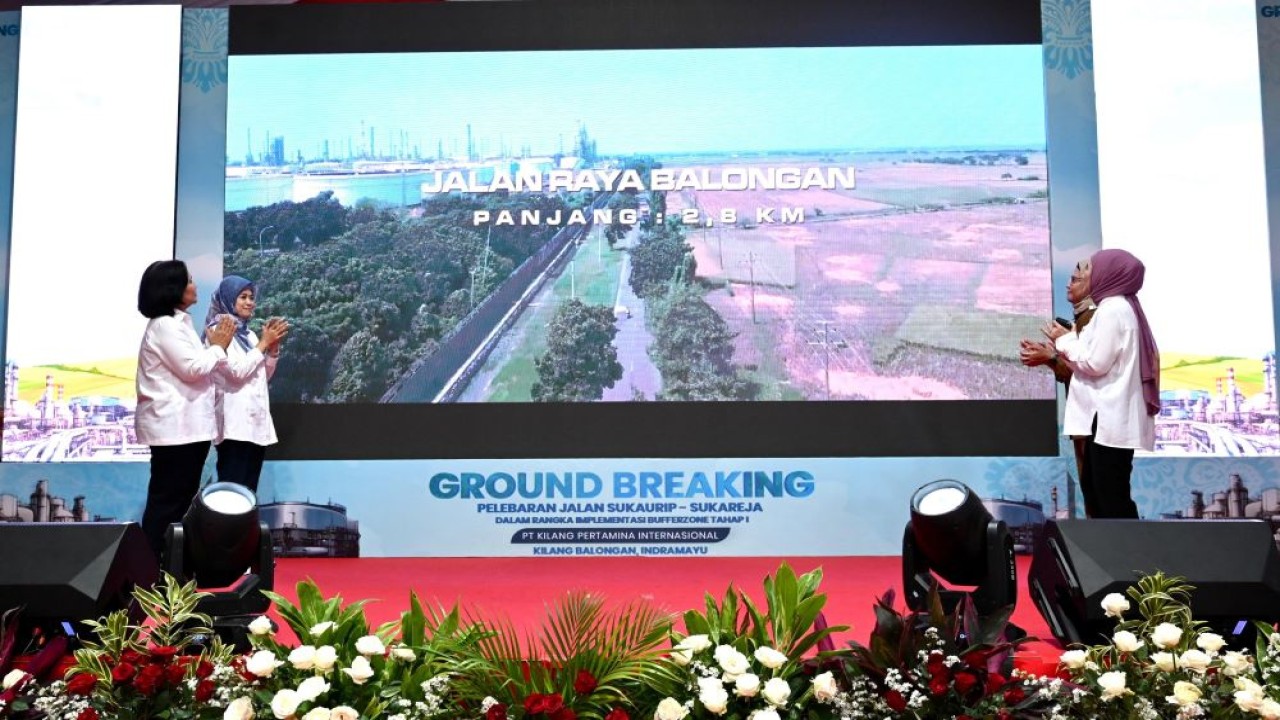 Bupati Indramayu Nina Agustina bersama Direktur Utama Pertamina Nicke Widyawati, Komisaris PT KPI Agustina Milurbaningsih dan Direktur SDM & Penunjang Bisnis PT KPI Tenny Elfrida melakukan seremoni acara groundbreaking buffer zone pelebaran Jalan Sukaurip-Sukareja dalam rangka implementasi buffer zone tahap I PT Kilang Pertamina Internasional, Kilang Balongan, Indramayu, Jawa Barat. Senin (26/8/2024). (Foto: Dok/Pertamina)