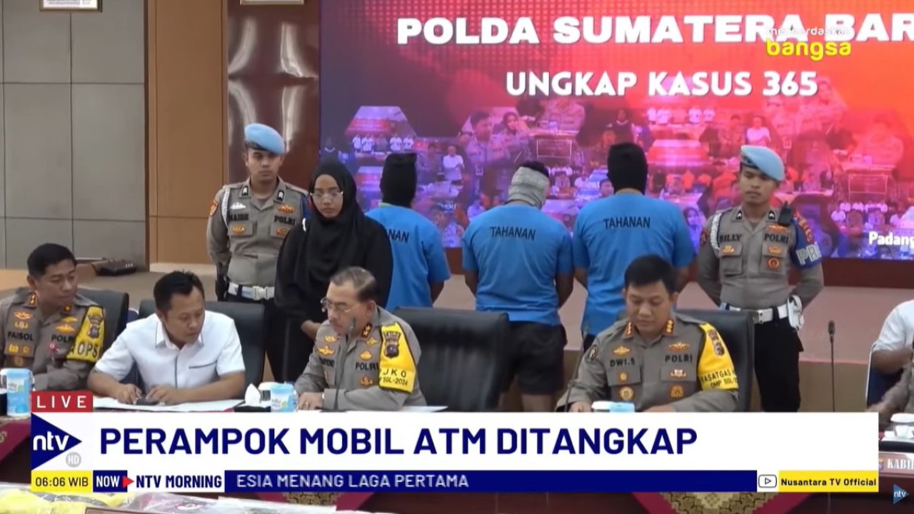 Tiga pelaku perampokan mobil pengangkut ATM senilai Rp5,6 miliar di depan Jaya Sentrikon flyover, Kampung Kasang Batang Anai, Kabupaten Padang Pariaman, Sumatera Barat (Sumbar), berhasil diringkus polisi.