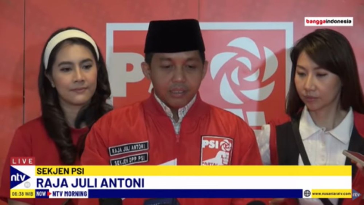 Sekjen PSI, Raja Juli Antoni memberikan keterangan pers terkait pencalonan Kaesang Pangarep di Pilkada 2024