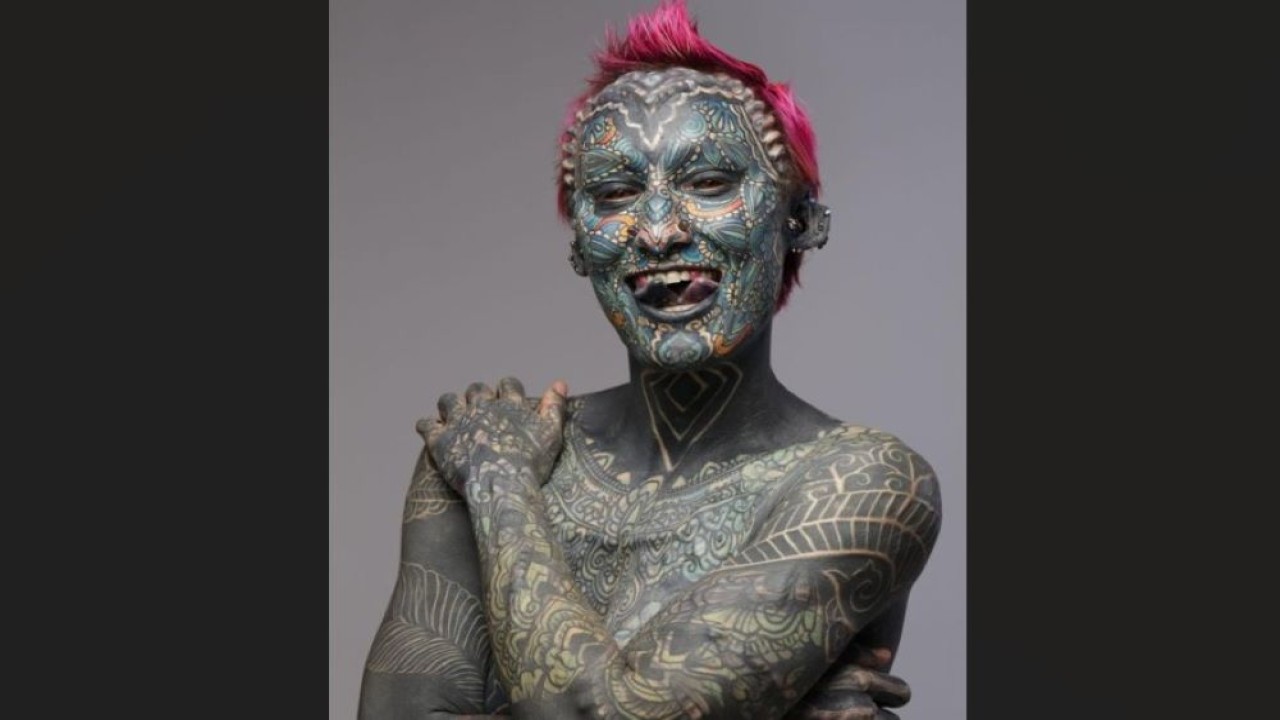Esperance Lumineska Fuerzina dianugerahi rekor dunia sebagai orang dengan tato terbanyak dan modifikasi tubuh terbanyak. (Foto: Guinness World Records via UPI)