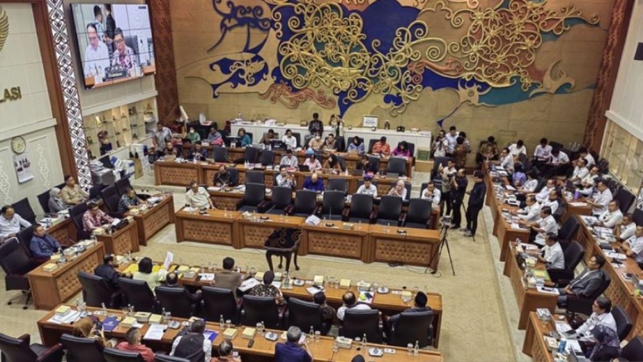 Rapat Badan Legislasi DPR terkait pembahasan RUU Pilkada di Kompleks Parlemen, Senayan, Jakarta, Rabu (21/8/2024). (Foto: ANTARA/Melalusa Susthira K.)