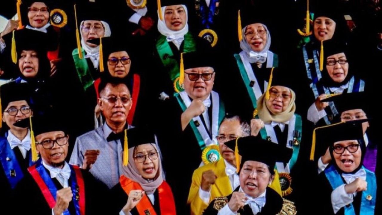 Dokumentasi Ketua Dewan Guru Besar Universitas Indonesia, Prof Harkristuti Harkrisnowo (kedua kanan depan), serta sejumlah dosen dan guru besar UI saat menyampaikan deklarasi kebangsaan kampus perjuangan di Universitas Indonesia, Depok, Jawa Barat, Jumat (2/2/2024). (Foto: ANTARA FOTO/Yulius S Wijaya)