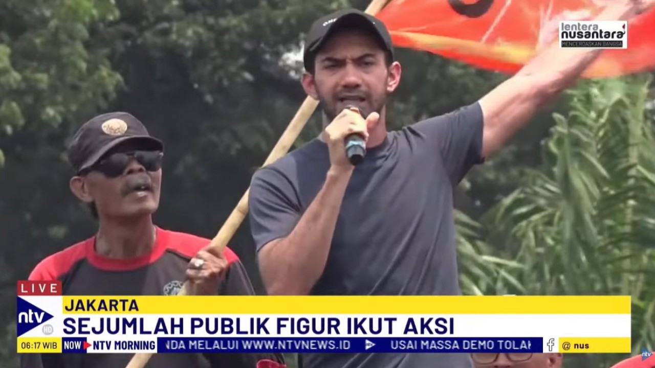 Aktor Reza Rahadian mengungkapkan kekecewaannya terhadap situasi politik saat ini.