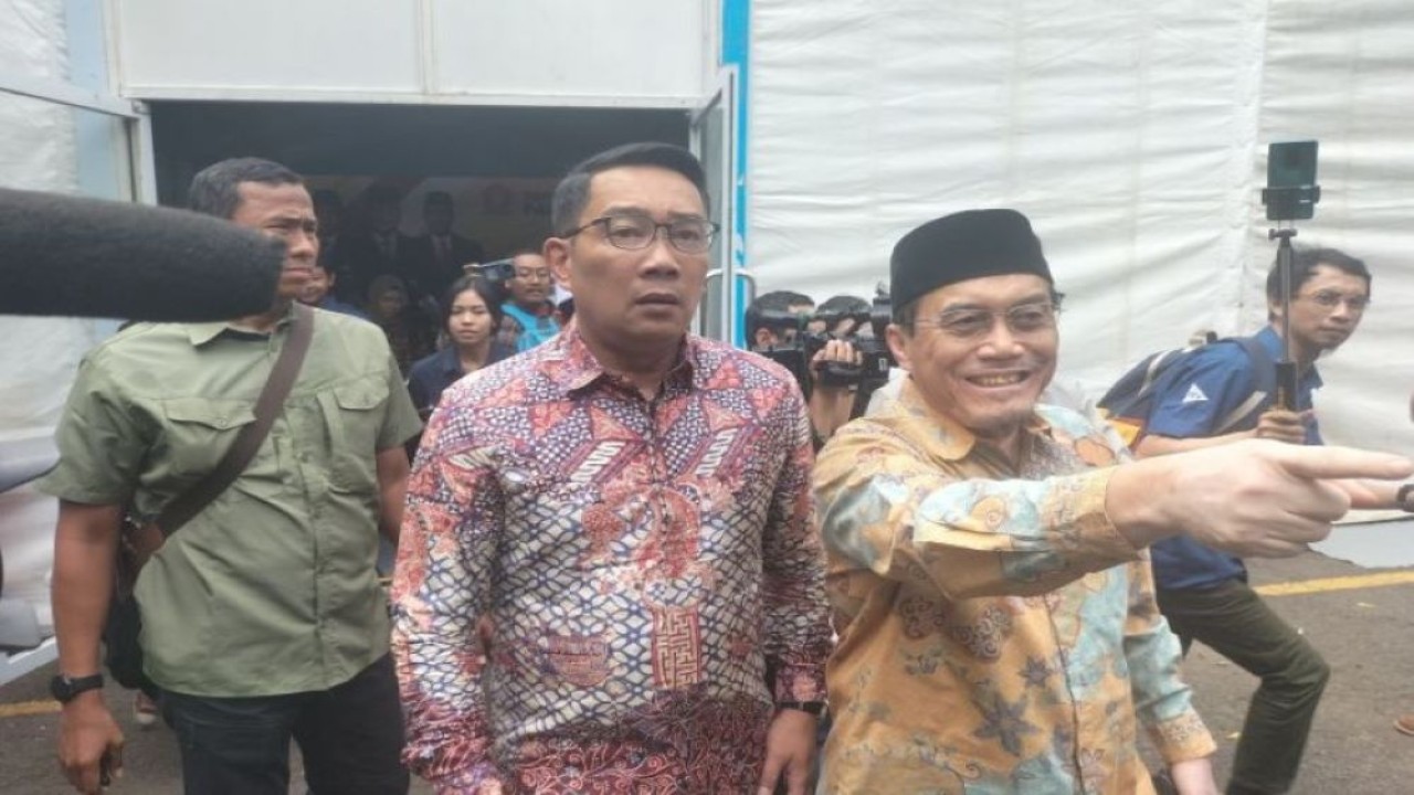Bakal pasangan cagub dan cawagub Jakarta dari KIM Plus Ridwan Kamil-Suswono menyambangi Kantor DPP Partai Gerindra, di kawasan Ragunan, Pasar Minggu, Jakarta Selatan, Jumat (23/8/2024) siang. (Foto: ANTARA/Walda Marison)